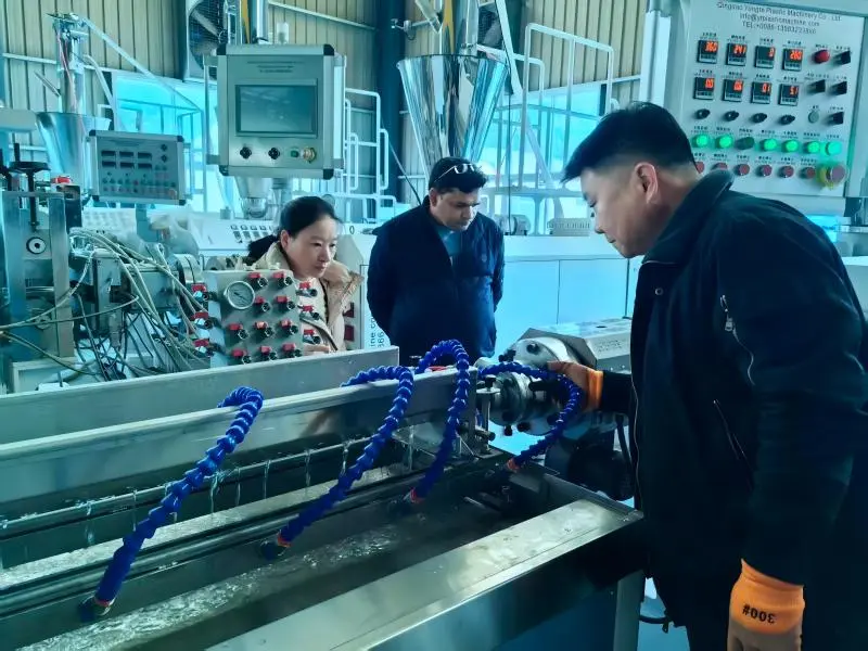 Gummibevattningsrörmaskin som körs på plats för kund i Indien