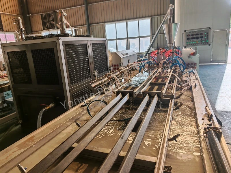 4 hålrum återvunnen plastprofil extruderingsmaskin Nå 8 meter/minut hög hastighet