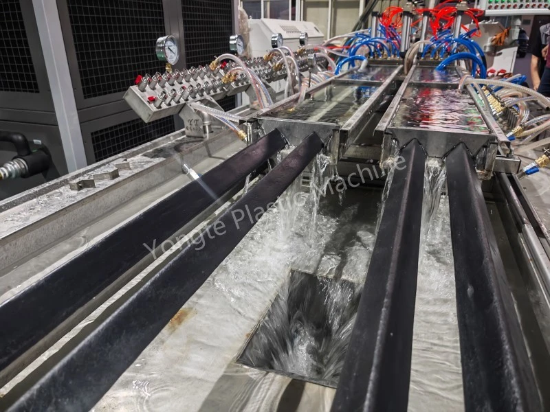 4 Cavity Plast Profile Production Line Leverans till Jordanien efter framgångsrik driftsättning