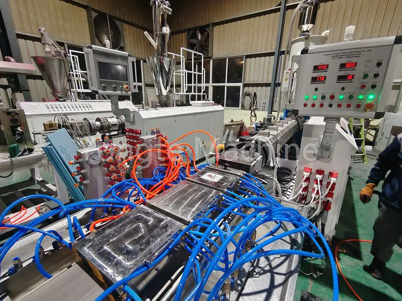 Extruderingslinje för trävirke av plast