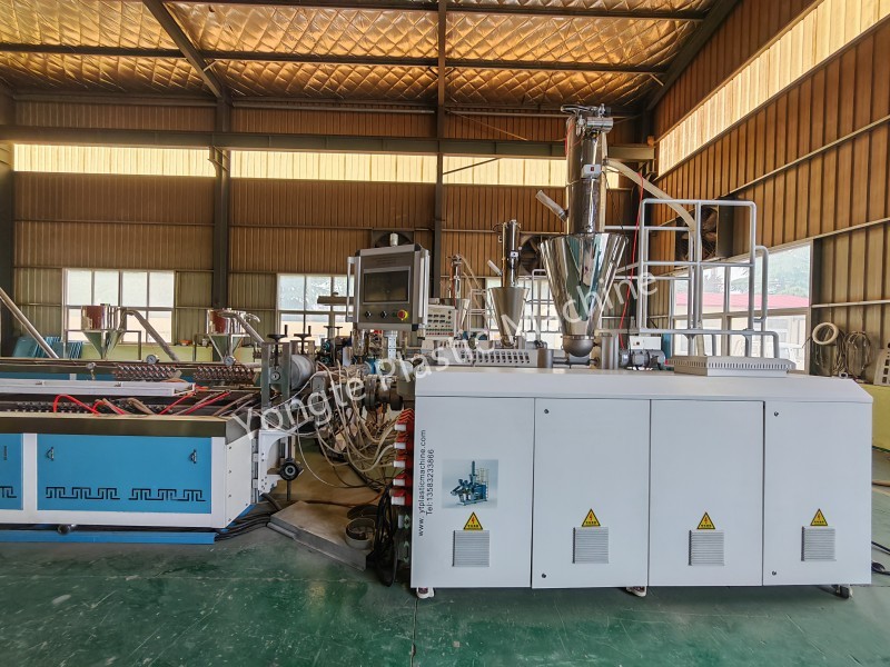 Träplastextruderingsmaskin